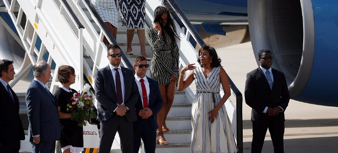 Ветер поставил в неловкую ситуацию Мишель Обаму и ее старшую дочь Малию