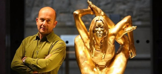 Золотую скульптуру <p>Кейт Мосс продадут с аукциона Sotheby’s