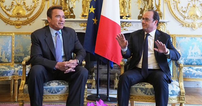 Арнольд Шварценеггер из рук президента Франции Франсуа Олланда получил почетную награду 