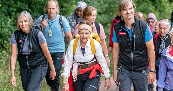 80-летняя королева Норвегии Соня прогулялась по лесу с мигрантами