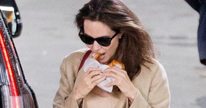 Анджелина Джоли не отказывает себе в выпечке после премьеры своего фильма в Нью-Йорке