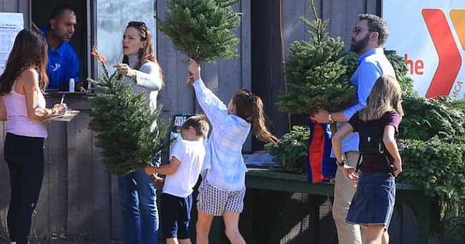 Дженнифер Гарнер и Бен Аффлек с детьми выбрали ели на Рождество