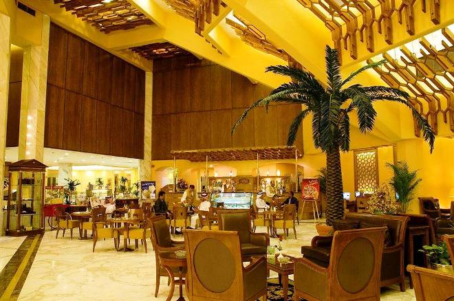 В кафе отеля Makarim Ajyad Makkah Hotel