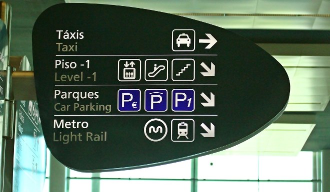 Указатели в аэропорту Порту