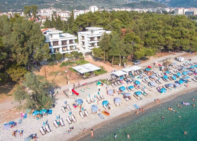 Апарт-отель Apart-Hotel Kuce Lekovica со своим пляжем в Баре