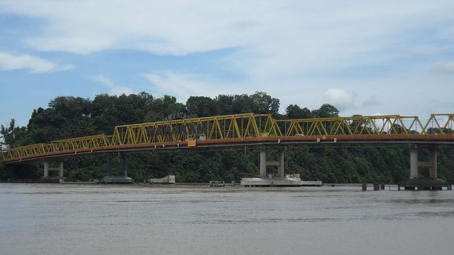 Мост над рекой Махакам, Индонезия