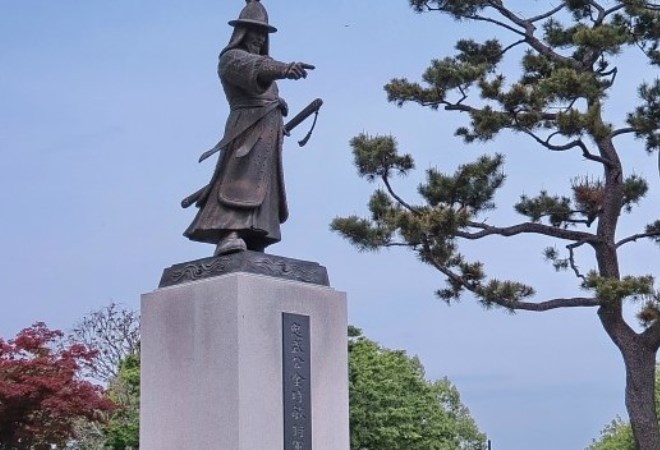 Памятник Ким Си Мину в Чеджу
