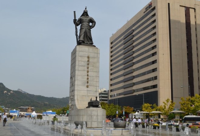 Статуя адмирала Си Сун Син в Сеуле
