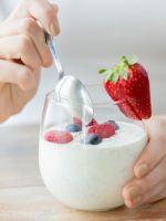 Польза йогурта – полезные свойства традиционного, соевого, греческого и козьего продукта