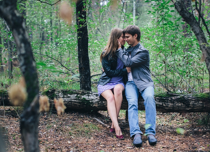 Порно в джинсах с симпатичной студенткой в летнем лесу