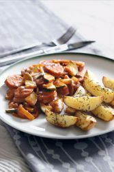Рагу из кабачков и картошки с колбасками в духовке