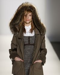 Женская зимняя куртка с мехом 