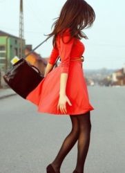красное платье с черными колготками