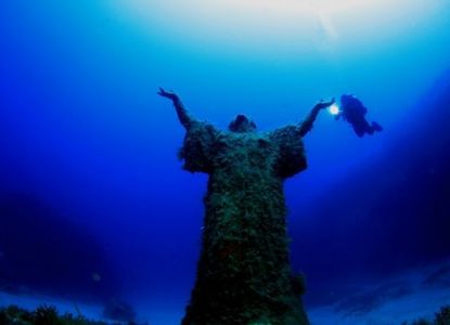 Статуя Христа под водой