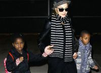 Мадонна на прогулке с детьми