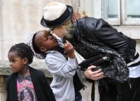 Мадонна обожает своих детей