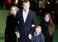 Счастливая Мадонна с семьей