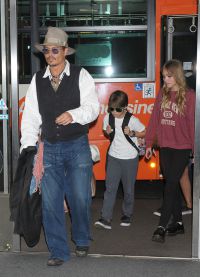 Джонни Депп с сыном Джеком-Кристофером и дочкой Лили-Роуз