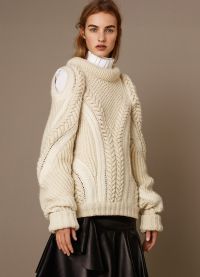 Белый свитер крупной вязки3
