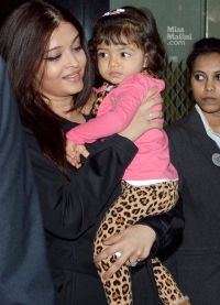 Айшвария Рай с дочкой Аарадхией в аэропорту Мумбаи