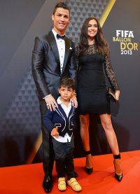 Криштиану Роналду с Ириной Шейк и со своим сыном на церемонии Золотой мяч