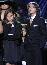 Дети Майкла Джексона на его похоронах
