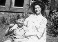 Джон Леннон и его мать Джулия Стенли