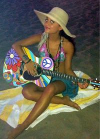 Ариана Гранде в купальнике с гитарой