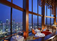 Дорогой ресторан с видом на Сингапур