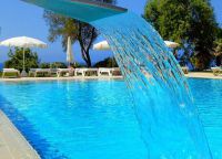 Необычный бассейн отеля Grecian Sands