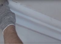 Как клеить потолочный плинтус в углах