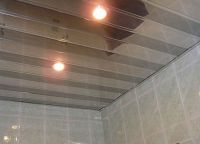 Отделка ванной комнаты со скошенным потолком