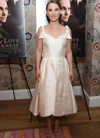 Для премьеры Натали Портман выбрала длинное платье молочного оттенка