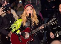 Мадонна, под аккомпанемент своей гитары и сына, исполнила несколько хитов