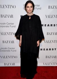 Кира Найтли в черное платье и накидке из коллекции Valentino