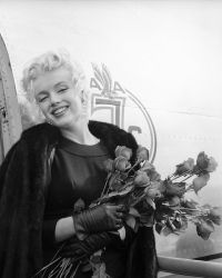 Блондинка с букетом роз, Лос-Анджелес 1956 год