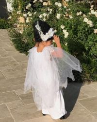 4-летняя Пенелопа  изображает невесту Франкенштейна