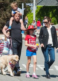 Бен Аффлек и Дженнифер Гарнер на прогулке с тремя детьми