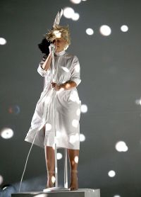 Певица была одета в белое платье-халат
