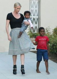Шарлиз Терон на прогулке с детьми в Лос-Анджелесе