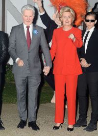Кэти Перри в образе Хиллари появилась на вечеринке под руку с Биллом Клинтоном