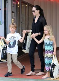 Анджелину Джоли приняли родители Питта после того, как узнали о ее беременности