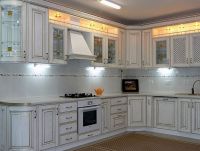 Белая классическая кухня в интерьере 3