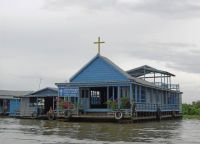 Церковь в плавучей  деревне
