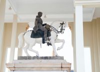Памятник королю Нородому на коне