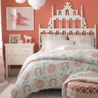 персиковый цвет в интерьере спальни 1