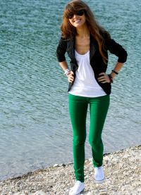 с чем носить зеленые джинсы 6