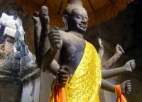 Статуя восьмирукого Вишну