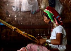 Женщина племени Падаунг за работой