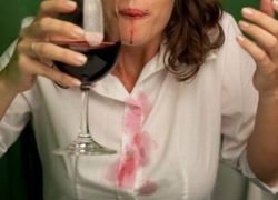 Как отстирать пятно от красного вина